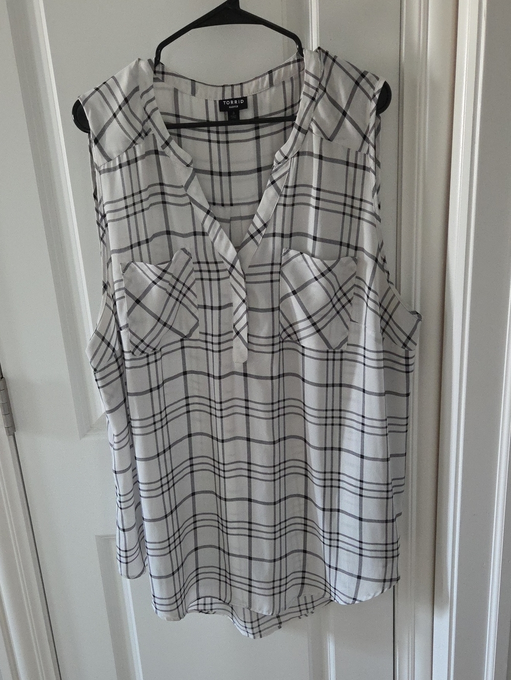 torrid White Plaid Sleeveless V-Neck Shell Top